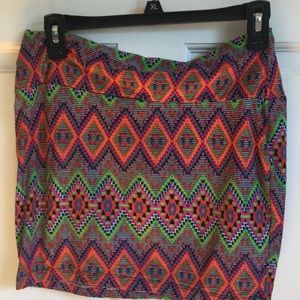 Women’s geometric mini skirt Size L/XL
